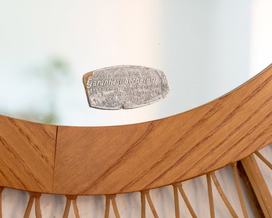 Image 1 of Oost-Duitse ronde wandspiegel van hout en riet – Vintage jaren 70 Boho Mid Century spiegel