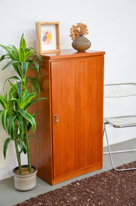 Image 1 of Mobile alto vintage in teak, con serratura, credenza, metà del secolo scorso, anni '70.