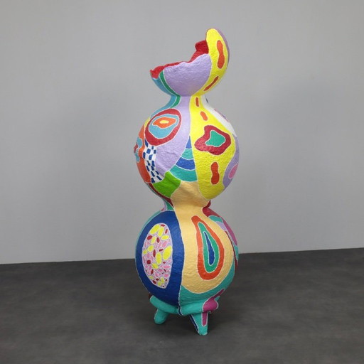 Sculpture contemporaine vibrante en papier mâché