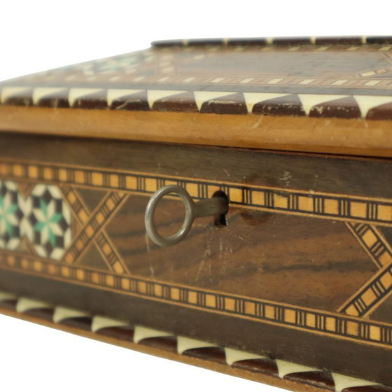Image 1 of Caja de joyería con incrustaciones de marquetería