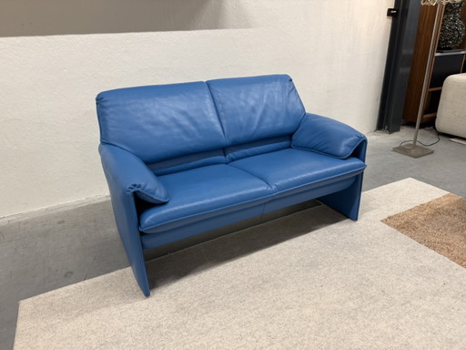 Sofá de 2 plazas Leolux Bora Beta, piel azul.