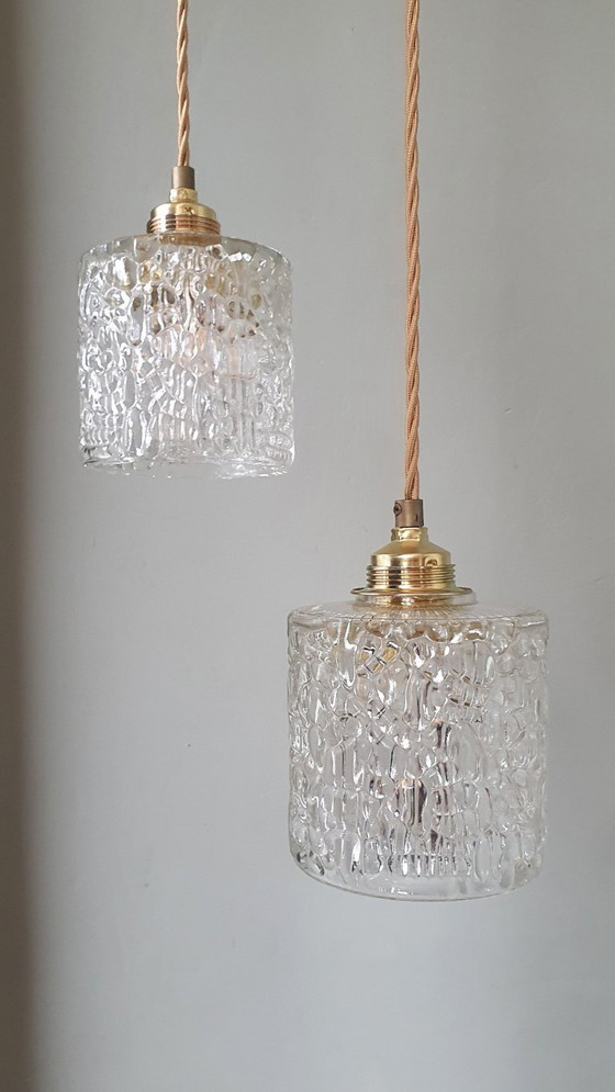 Image 1 of Ensemble de deux suspensions vintage en verre épais texturé. Style milieu du siècle.