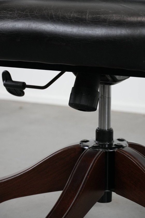 Image 1 of Zwarte, tijdloze, chesterfield bureaustoel gemaakt van rundleer en hout op wieltjes