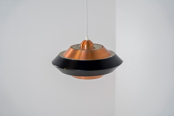 Image 1 of Hanglamp van koper en zwart (Denemarken, jaren 60).