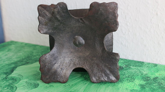 Image 1 of Candeliere antico in bronzo massiccio su 4 piedi con grande piatto quadrato per candele