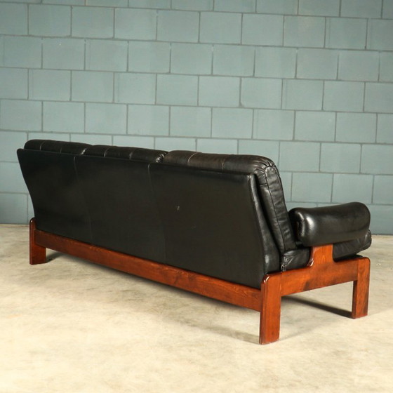 Image 1 of Divano in pelle nera di metà secolo – struttura in legno – anni '60