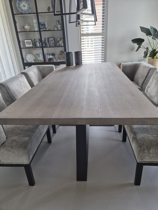 Table de salle à manger particulièrement belle et chaises très luxueuses