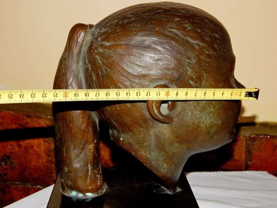 Image 1 of Elegante escultura de bronce: busto de una niña sobre una base de mármol macizo.