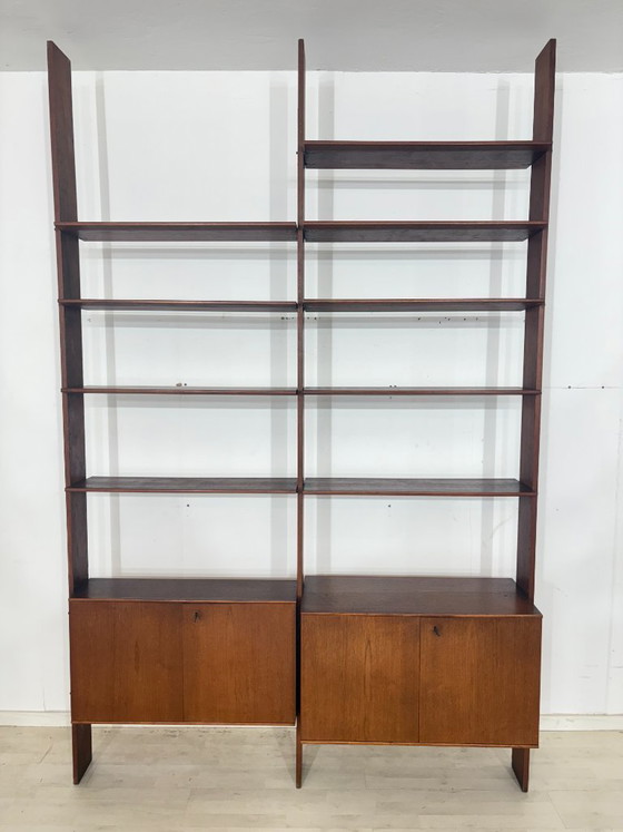 Image 1 of Silla voladiza de teca de mediados de siglo / Estantería de pared / Sistema de estanterías de la década de 1960