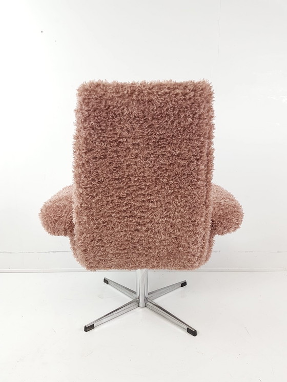 Image 1 of Fauteuil pivotant vintage, récemment retapissé de tissu rose à motifs.