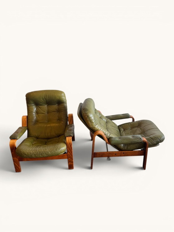Juego de 2 sillones verde oliva – Göte Möbler, Suecia, años 70 – Sillas y sillones, Wood, Leather (photo 7 of 10)