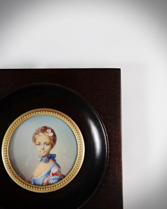 Image 1 of Ritratto in miniatura "La jeune fille au bal" di Perronneau dipinto a mano a guazzo del XIX secolo