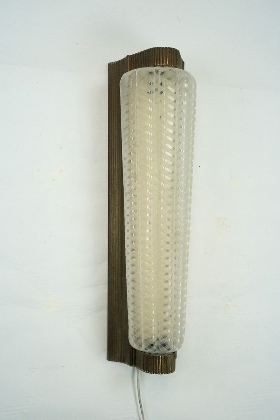 Image 1 of Grande applique simple Art Déco en laiton et plexiglas. Italie, années 1930