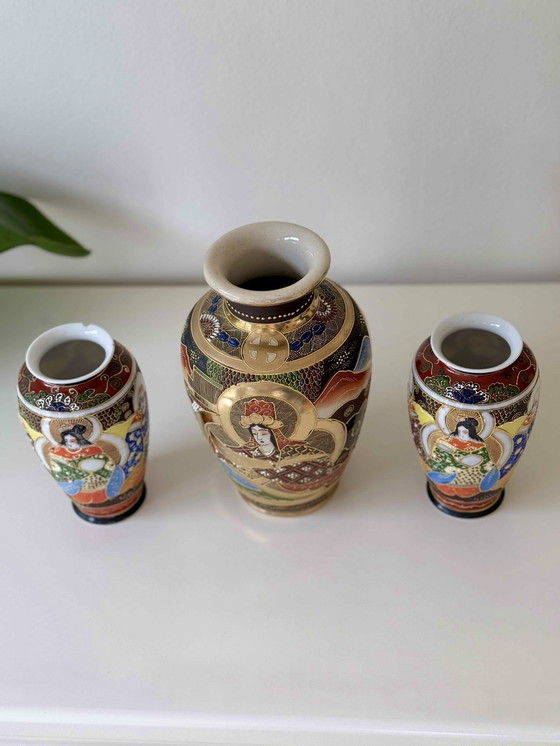 Image 1 of Vase ancien japonais de style Satsuma - avec accents dorés et décor de Geisha