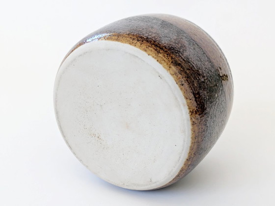 Image 1 of Vaso vintage rotondo in ceramica Studio Pottery |Smalto marrone e crema a goccia | Ceramica moderna del Medioevo