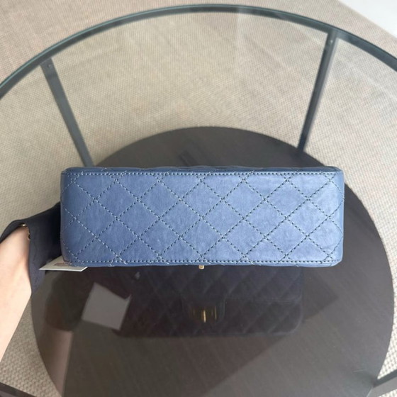 Image 1 of Chanel 2.55 Reissue 225 - 24 cm Caviar trapuntato blu con finiture dorate Serie 23