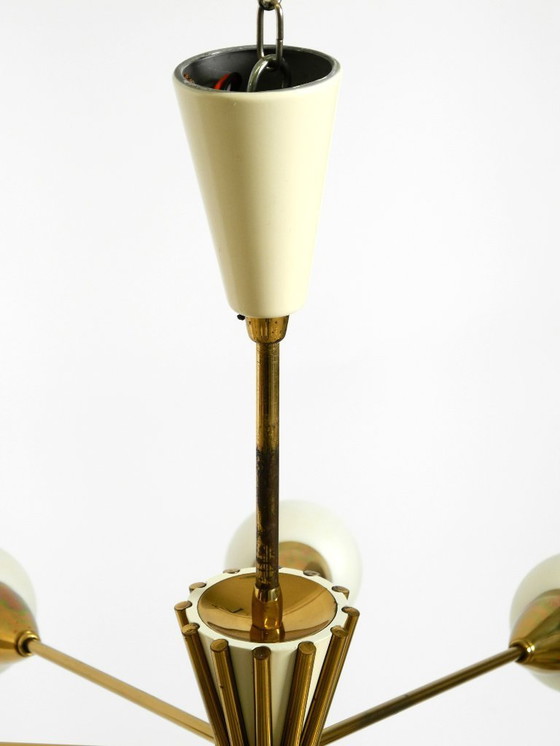 Image 1 of Rarissimo splendido lampadario a 12 bracci in ottone del Mid Century con paralumi in vetro opalino