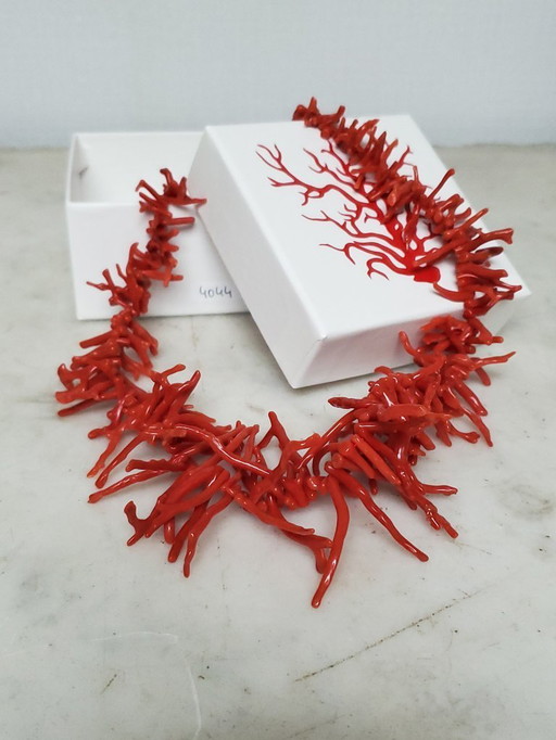 Schmuck – Halskette aus blutroter Koralle mit Fransen. (Ref. 4044)