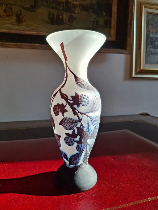 Vaso in vetro multistrato inciso all'acido, firmato, altezza 25,2 cm, tonalità viola/ melanzana