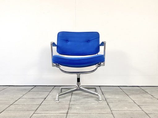 Silla Intermediate Herman Miller de los años 60, diseñada por Charles y Ray Eames