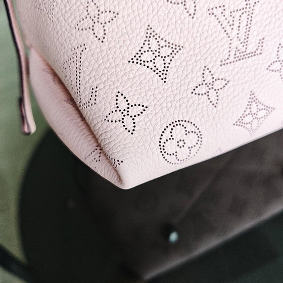 Image 1 of LOUIS VUITON BELLA BUCKET TAS SAKURA ROZE KALFSLEER MET GOUDEN BESLAG