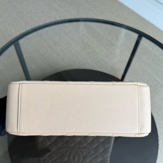 Image 1 of Sac cabas Chanel PST Petite Shopping Tote - Cuir de veau grainé matelassé caviar beige clair, finitions dorées