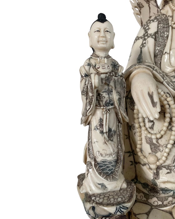 Guanyin china antigua con Shancai y Longnü – Finales de Qing – Hueso tallado – 60 cm – Esculturas (photo 10 of 11)