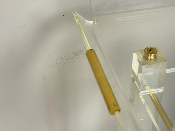 Seltenes skulpturales David Lange Lucite & Messing Weinregal. Frankreich, 1970er Jahre. Ref.: DO2000 (photo 10 of 12)