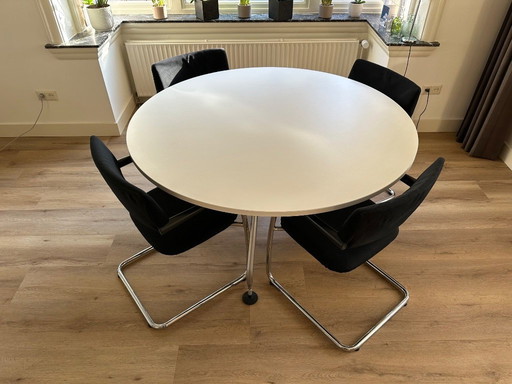 4 chaises Vitra Visvis et 1 table Vitra Ad Hoc