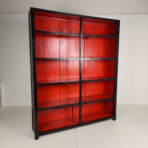 Image 1 of Gran vitrina/librería abierta china antigua con laca roja en el interior.