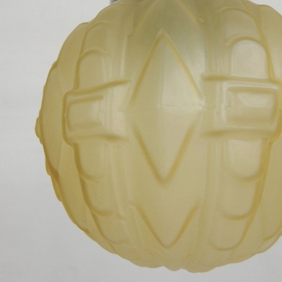 Image 1 of Lampada a sospensione Art Déco con sfera di vetro e raffinata decorazione geometrica, anni '30