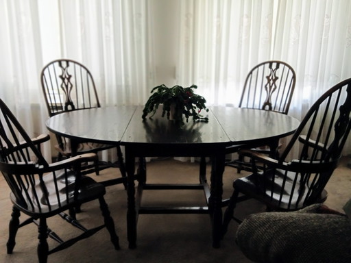 Auténtica mesa antigua de granja ovalada con patas plegables y cuatro sillones Windsor