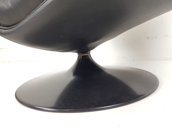 Image 1 of Sillón giratorio Artifort F142 de piel negra con base redonda