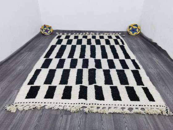 Image 1 of Tapis artisanal blanc-noir fait main 250cmx150cm 