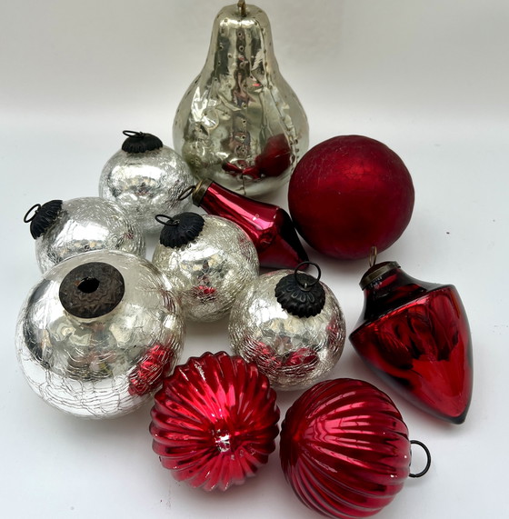 Image 1 of 1. Vintage glazen kerstballenset in rood en zilver