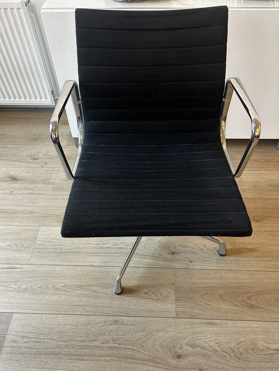 Image 1 of Vitra Eames 108 Hopzak Dry Stoelen. Der Preis ist pro Stück