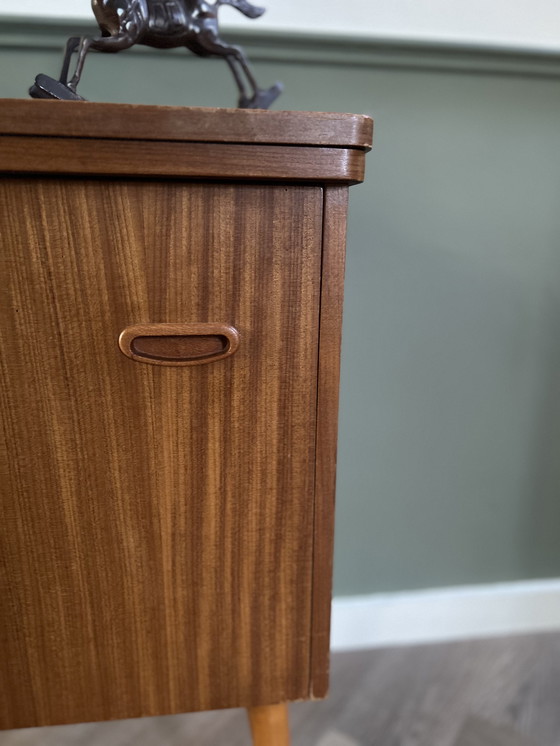 Image 1 of Armoire à couture Singer vintage du milieu du siècle