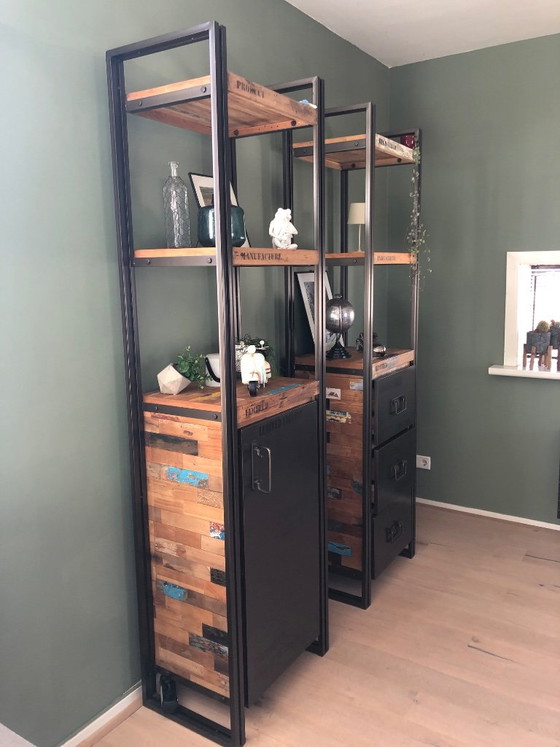 Wall cabinets – Metal (photo 9 of 11)