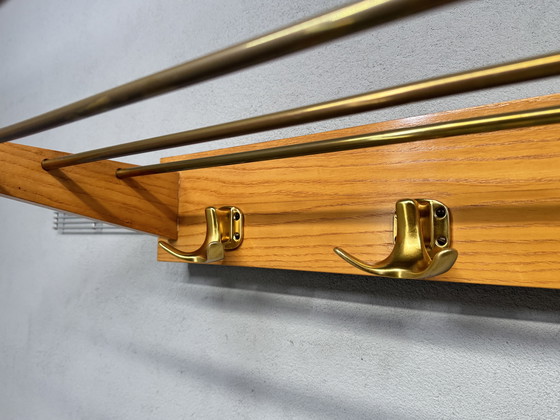 Image 1 of Appendiabiti vintage di metà secolo: legno e ottone, design senza tempo