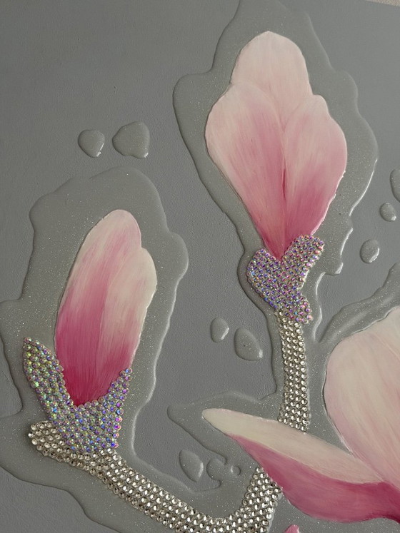 Image 1 of 3D-Wandbild „Rosa Magnolie“ – Strukturiertes Blumendesign mit Kristallen