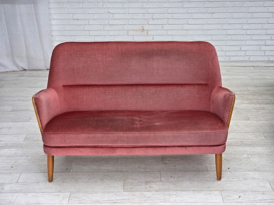 Image 1 of Schwedisches 2-Sitzer-Sofa aus den 1970er Jahren, rosa Möbelvelours, Buchenholz.
