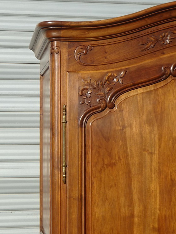 Image 1 of Armadio in noce massello in stile Luigi XV