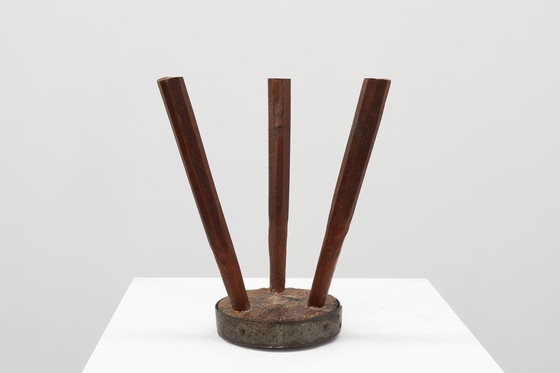 Image 1 of Sgabello francese brutalista a treppiede in rovere massiccio con bordo in metallo, 1850