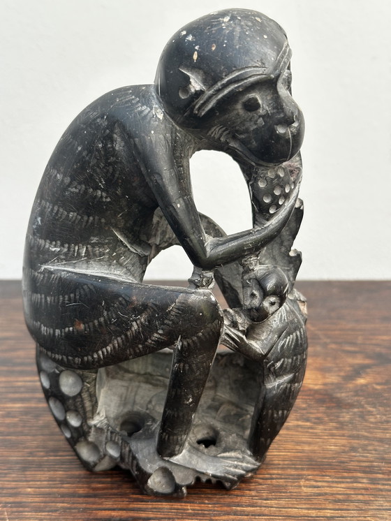 Image 1 of Scultura di Singe in pierre noire Mère et enfant H 14 cm / L 9 cm