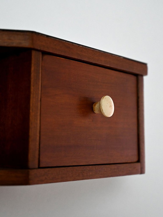 Image 1 of Skandinavischer Wandnachttisch aus Mahagoni mit Bakelitknöpfen