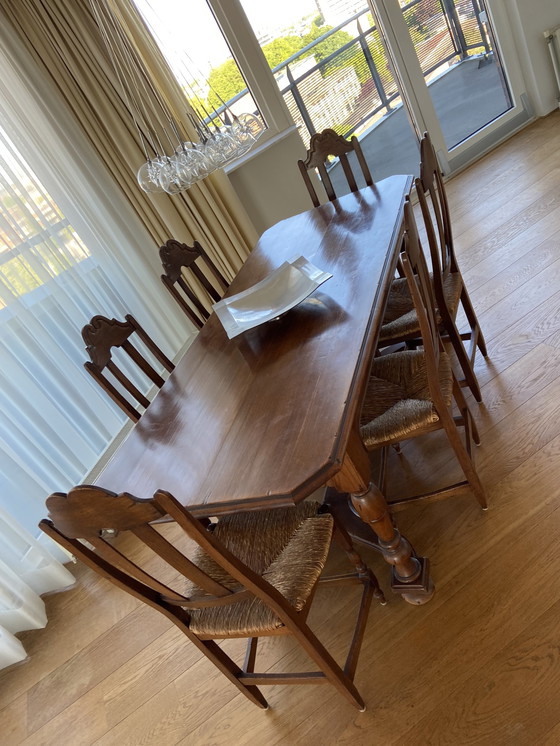 Image 1 of Mesa de castillo antigua con 6 sillas y asiento de mimbre.