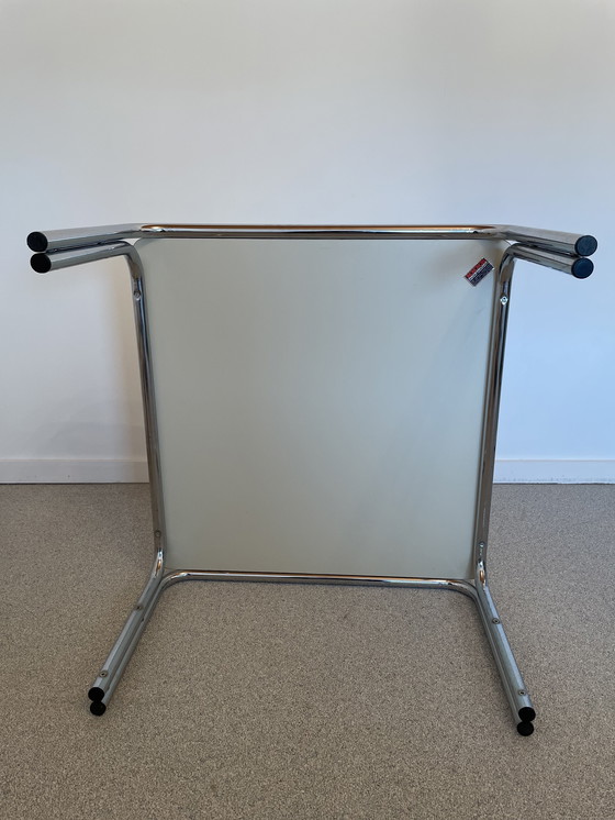 Image 1 of Tavolino da caffè spaziale (Tecta)