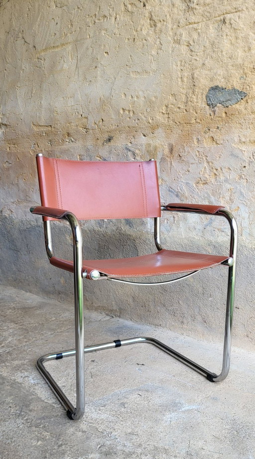 Fauteuil cantilever en cuir 