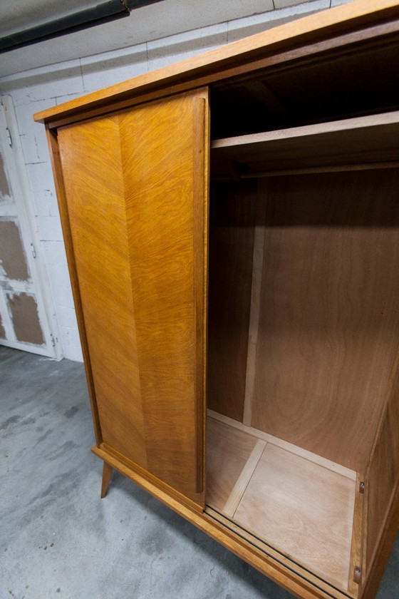 Image 1 of Kledingkast uit de jaren 50 met kompasvormige poten, schuifdeuren en een nieuw bovenblad.