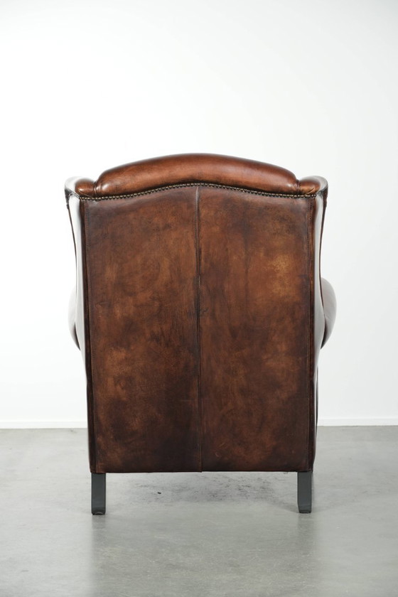 Image 1 of Wunderschöner, großer Ohrensessel mit Schaffellbezug in warmen, satten Farben